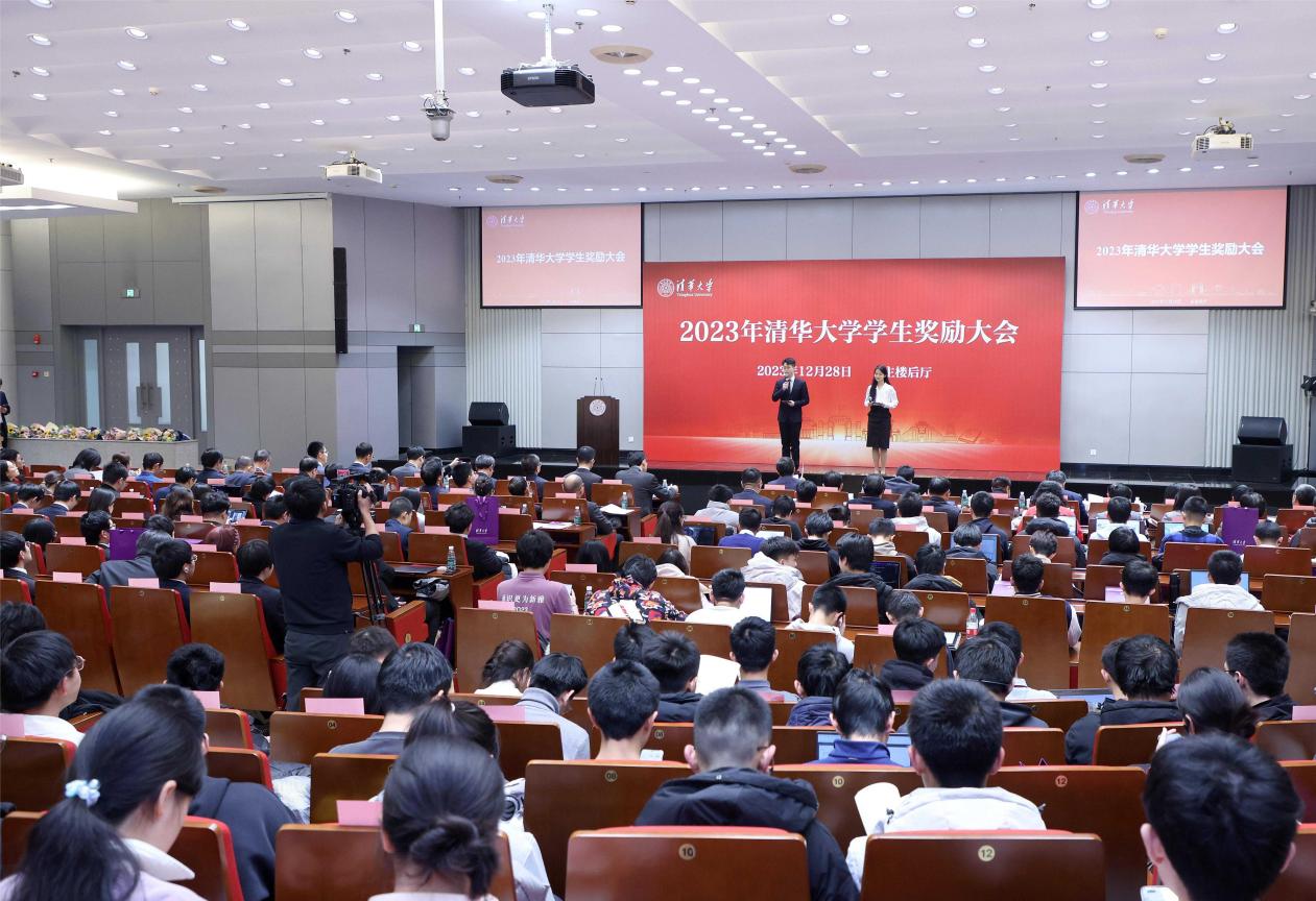 清华学子奖励金发放仪式清华学子奖励金发放仪式是清华大学为了表彰和鼓励优秀学生而举行的一种正式活动。以下是该发放仪式的一般流程和介绍