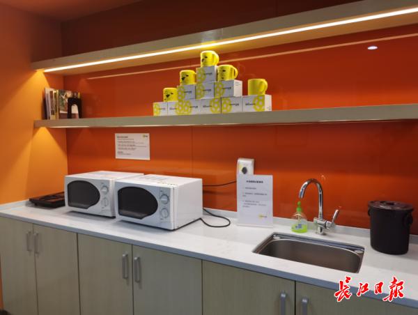 靠窗工位收费关于靠窗工位的收费，不同的场合和地区可能有不同的规定和做法。在一些公司或办公场所，靠窗工位可能被视为一种资源，需要付费才能获得。这种收费的目的可能是为了平衡资源的利用和公平性。然而，在其他场合，如学校或公共场所，靠窗工位可能是免费的，并不进行特别收费。