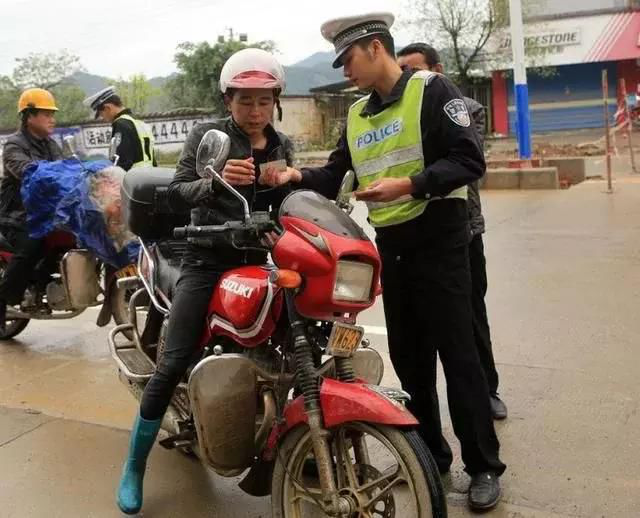 越野摩托上路交警抓住怎么办越野摩托上路被交警抓住，该如何应对？一篇详解指南